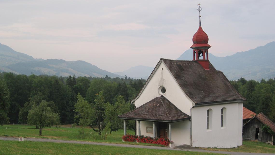 Die Kapelle in Giswil OW beherbergt jeden Sommer eine Kolonie von rund 300 Kleinen Hufeisennasen. Im warmen Dachstock ziehen die Weibchen im Sommer  ihre Jungen auf.
