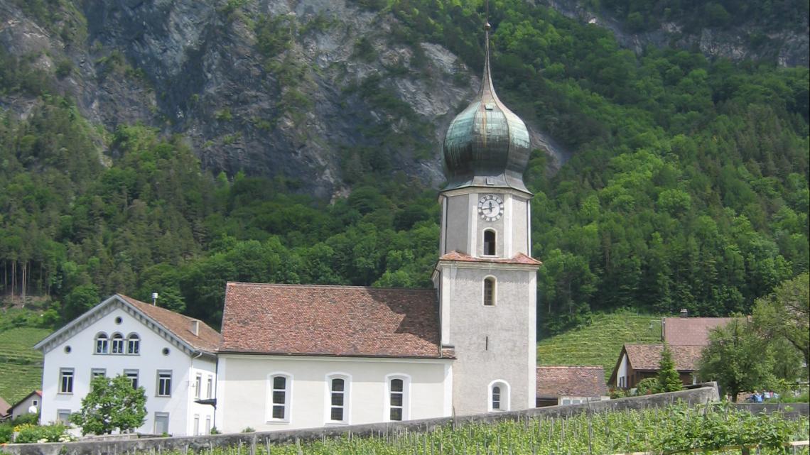 Die Kirche in Fläsch, Graubünden beheimatet in der Turmzwiebel...